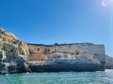 Carvoeiro Algarve Portekiz 'deki Benagil Mağarası' nın güzel manzarası. Seyahat konsepti. Tekneden manzara. 
