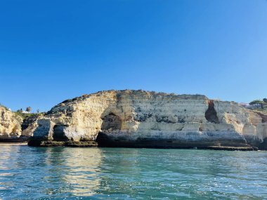 Carvoeiro Algarve Portekiz 'deki Benagil Mağarası' nın güzel manzarası. Seyahat konsepti. Tekneden manzara. 