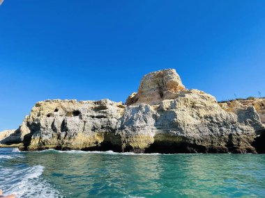 Carvoeiro Algarve Portekiz 'deki Benagil Mağarası' nın güzel manzarası. Seyahat konsepti. Tekneden manzara. 