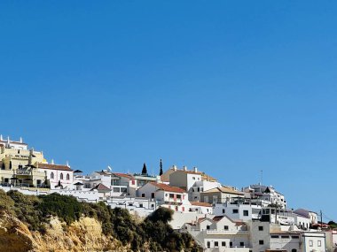 Carvoeiro Algarve Portekiz 'deki Benagil Mağarası' nın güzel manzarası. Seyahat konsepti. Tekneden manzara. 