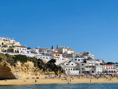 Carvoeiro Algarve Portekiz 'deki Benagil Mağarası' nın güzel manzarası. Seyahat konsepti. Tekneden manzara. 