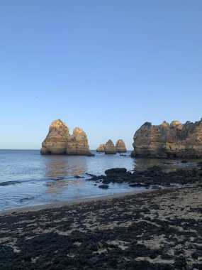 Praia do Camilo sahilinin Rocky sahili Lagos, Algarve yakınlarındaki uçurumlar arasında.. 