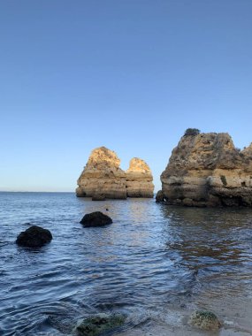 Praia do Camilo sahilinin Rocky sahili Lagos, Algarve yakınlarındaki uçurumlar arasında.. 