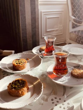 Geleneksel bardakta Türk çayı, İzmir, Türkiye 'de hamur işiyle birlikte barışçıl kahvaltı atıştırması. 