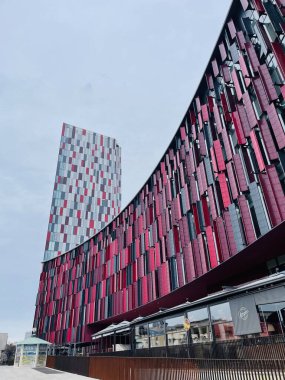 Tiran, Arnavutluk - 10 Şubat 2024: Tiran şehir merkezinde Tiran Marriott Hotel gökdeleni olan yeni futbol stadyumu Arnavutluk