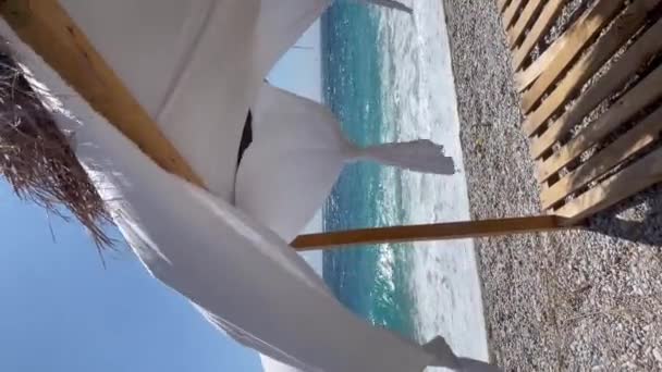 Białe Plażowe Baldachim Gazebo Plaży Nad Morzem Kamienna Plaża Zasłony — Wideo stockowe