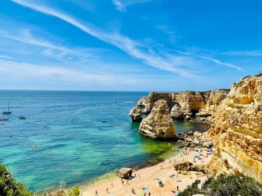 Carvoeiro Algarve Portekiz 'deki Benagil Mağarası' nın güzel manzarası. Seyahat konsepti. Teknenin manzarası. Yatay fotoğraf. 
