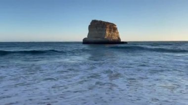 Portekiz 'in Algarve bölgesinde. Portimao 'daki Praia da Rocha manzarası. Ferragudo. kopyalama alanı. Yatay fotoğraf. hd video