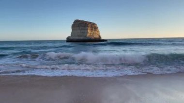 Portekiz 'in Algarve bölgesinde. Portimao 'daki Praia da Rocha manzarası. Ferragudo. kopyalama alanı. Yatay fotoğraf. hd video