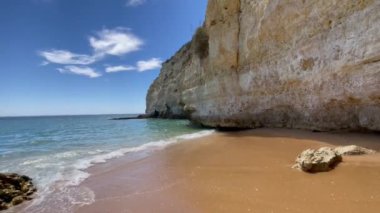 Portekiz 'in Algarve bölgesinde. Portimao 'daki Praia da Rocha manzarası. Ferragudo. kopyalama alanı. Yatay fotoğraf. hd video