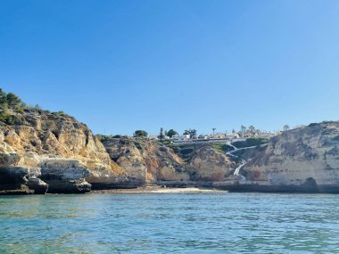 Carvoeiro Algarve Portekiz 'deki Benagil Mağarası' nın güzel manzarası. Seyahat konsepti. Tekneden manzara. 