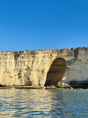 Carvoeiro Algarve Portekiz 'deki Benagil Mağarası' nın güzel manzarası. Seyahat konsepti. Tekneden manzara. 