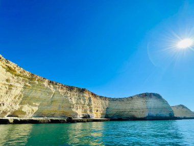 Carvoeiro Algarve Portekiz 'deki Benagil Mağarası' nın güzel manzarası. Seyahat konsepti. Tekneden manzara. 