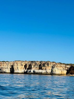 Carvoeiro Algarve Portekiz 'deki Benagil Mağarası' nın güzel manzarası. Seyahat konsepti. Tekneden manzara. 