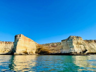 Carvoeiro Algarve Portekiz 'deki Benagil Mağarası' nın güzel manzarası. Seyahat konsepti. Tekneden manzara. 