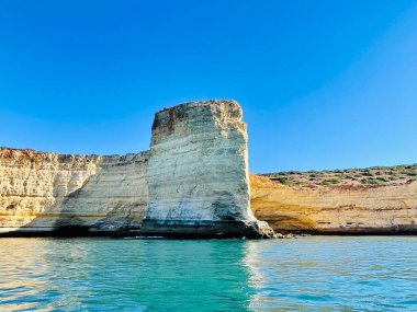 Carvoeiro Algarve Portekiz 'deki Benagil Mağarası' nın güzel manzarası. Seyahat konsepti. Tekneden manzara. 