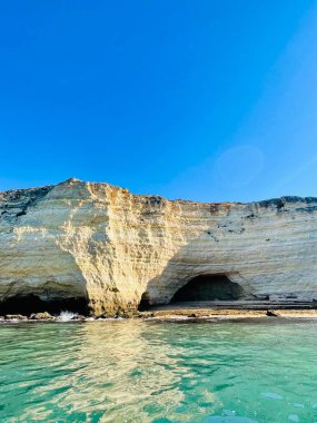 Carvoeiro Algarve Portekiz 'deki Benagil Mağarası' nın güzel manzarası. Seyahat konsepti. Tekneden manzara. 