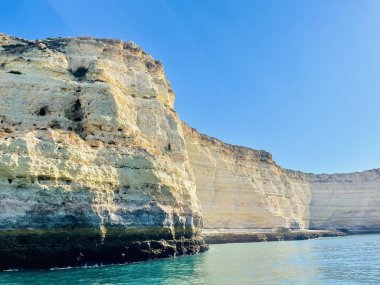Carvoeiro Algarve Portekiz 'deki Benagil Mağarası' nın güzel manzarası. Seyahat konsepti. Tekneden manzara. 