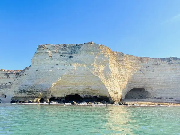 Carvoeiro Algarve Portekiz 'deki Benagil Mağarası' nın güzel manzarası. Seyahat konsepti. Tekneden manzara. 