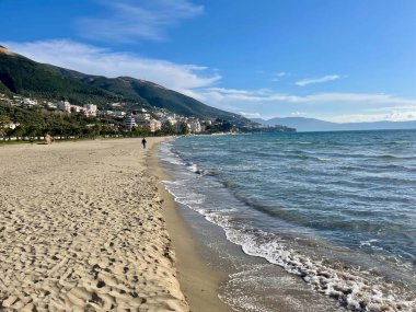 Vlore şehrinin yaz manzarası. Arnavutluk 'un Adriyatik denizinin güzel deniz manzarası. Yaz tatili kavramı