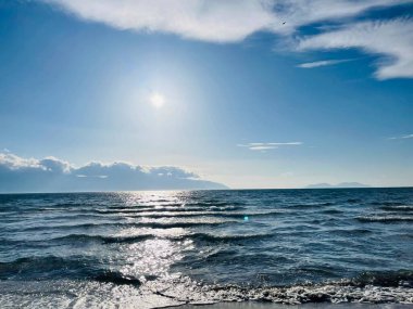 Vlore Arnavutluk 'taki İoninan Denizi üzerinde günbatımı manzarası. Sakin dalgalarla dalgalanan güzel bir su. Yatay fotoğraf. Uzayı kopyala Yaz tatili kavramı. 