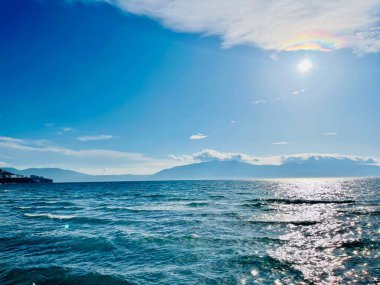 Vlore Arnavutluk 'taki İoninan Denizi üzerinde günbatımı manzarası. Sakin dalgalarla dalgalanan güzel bir su. Yatay fotoğraf. Uzayı kopyala Yaz tatili kavramı. 