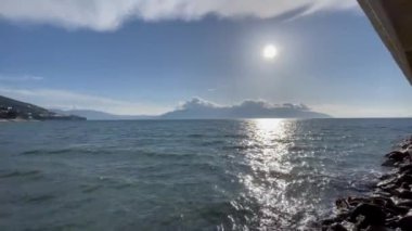 Arnavutluk 'taki Rocky plajı ve İyon Denizi' nin kristal turkuaz suyu. Çiçeklerle sakin ve rahatlatıcı bir manzara. Yaz tatili konsepti. Uzayı kopyala Yatay Yüksek Kaliteli FullHD görüntüleri