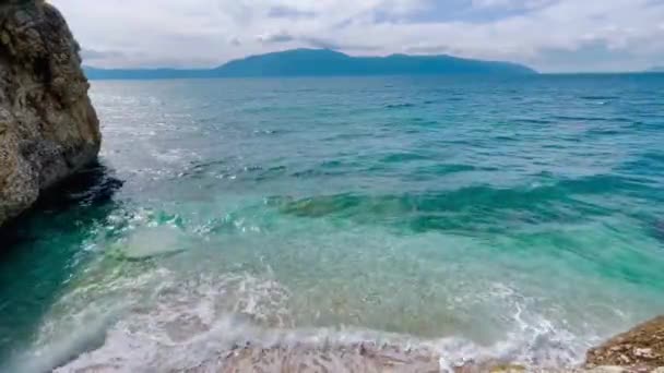 Praia Rochosa Água Cristalina Turquesa Mar Jónico Albânia Vista Calma — Vídeo de Stock