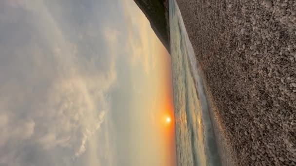 日落时海浪在沙滩上冲撞天空的场景 高质量的Fullhd视频 4K视频 — 图库视频影像