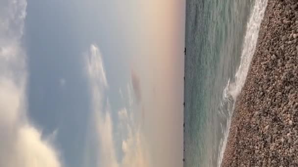 Vista Panorâmica Ondas Correndo Praia Areia Contra Céu Durante Pôr — Vídeo de Stock