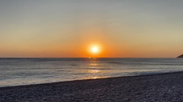 日落时海浪在沙滩上冲撞天空的场景 优质Fullhd影片 — 图库视频影像