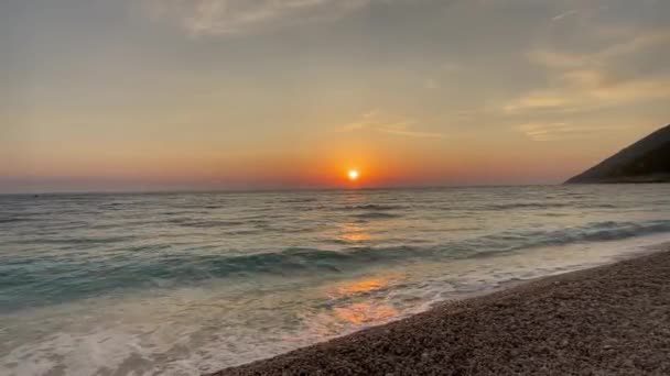 Szenischer Blick Auf Wellen Die Bei Sonnenuntergang Sandstrand Gegen Den — Stockvideo
