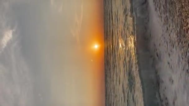 Vista Panorâmica Ondas Correndo Praia Areia Contra Céu Durante Pôr — Vídeo de Stock