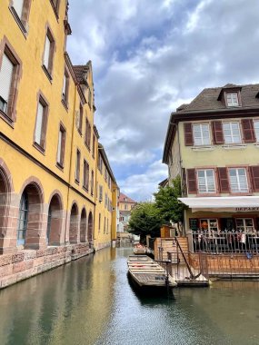 Alsace kentsel ortaçağ manzarası, su kanalı ve Fransa 'nın Colmar kentinde bulunan geleneksel yarı keresteli evler. Seyahat konsepti. Dikey Fotoğraf .