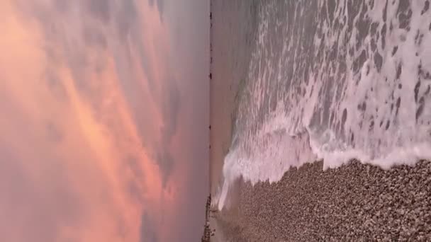 하늘을 해변에서 서둘러 파도의 고품질 Fullhd — 비디오