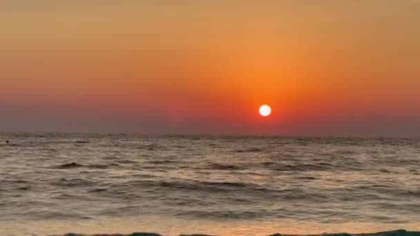 Szenischer Blick Auf Wellen Die Bei Sonnenuntergang Sandstrand Gegen Den — Stockvideo