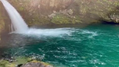 Arnavutluk 'un Alpleri, Arnavutluk, Valbone, Theth, Thethi, Avrupa, Theth Ulusal Parkı' ndaki Mavi Göz Gölü. Uzayı kopyala Yüksek kalite 4k görüntü 