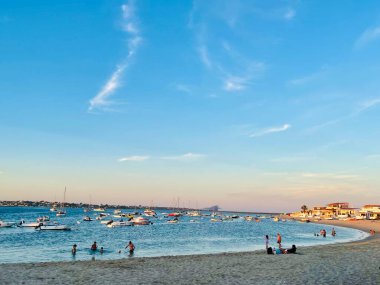 Armona, Portekiz 18 Ağustos 2023: Algarve, Armona adasında küçük tekneler. Portekiz. Güzel günbatımı. Seyahat yeri konsepti. Boşluğu kopyala 