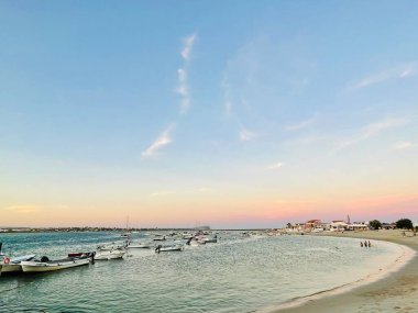 Armona, Portekiz 18 Ağustos 2023: Algarve, Armona adasında küçük tekneler. Portekiz. Güzel günbatımı. Seyahat yeri konsepti. Boşluğu kopyala 