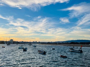Armona, Portekiz 18 Ağustos 2023: Algarve, Armona adasında küçük tekneler. Portekiz. Güzel günbatımı. Seyahat yeri konsepti. Boşluğu kopyala 