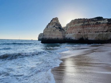 Sahili, kayalıkları ve okyanusu olan güzel bir deniz manzarası. Ferragudo, Algarve, Portekiz. Seyahat hedefi. 