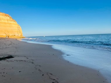 Sahili, kayalıkları ve okyanusu olan güzel bir deniz manzarası. Ferragudo, Algarve, Portekiz. Seyahat hedefi. 
