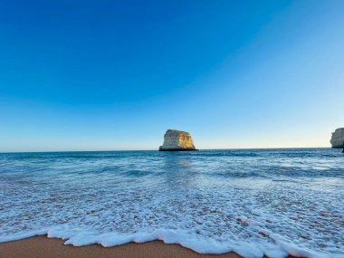 Sahili, kayalıkları ve okyanusu olan güzel bir deniz manzarası. Ferragudo, Algarve, Portekiz. Seyahat hedefi. 