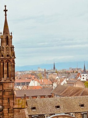 Strasbourg katedralinden panoramik manzara. Alsace. Fransa çatısı. Seyahat kavramı. 