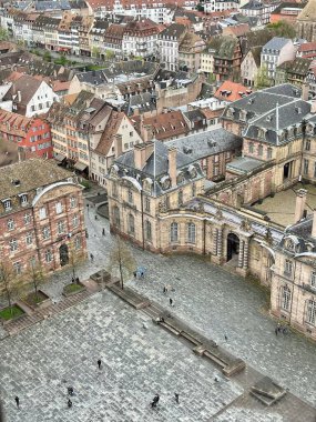 Strasbourg katedralinden panoramik manzara. Alsace. Fransa çatısı. Seyahat kavramı. 
