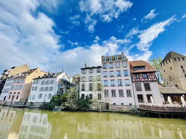  Strasbourg, Fransa -2 Nisan 2024: Strasbourg 'da hasta nehir kıyısında yarı keresteli evler ve süslenmiş çiçeklerle güzel bir seyahat manzarası. Strazburg 'da Fransa Mahallesi, 
