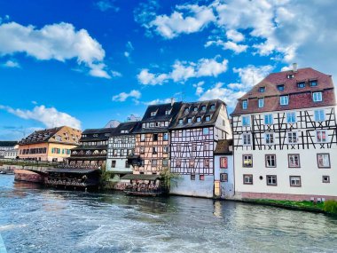  Strasbourg, Fransa -2 Nisan 2024: Strasbourg 'da hasta nehir kıyısında yarı keresteli evler ve süslenmiş çiçeklerle güzel bir seyahat manzarası. Strazburg 'da Fransa Mahallesi, 