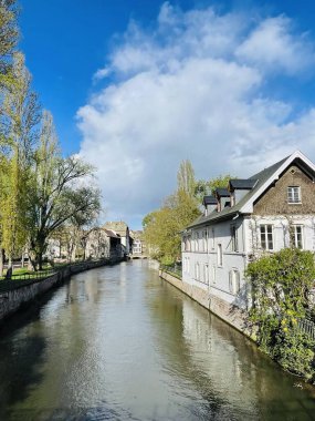  Strasbourg, Fransa -2 Nisan 2024: Strasbourg 'da hasta nehir kıyısında yarı keresteli evler ve süslenmiş çiçeklerle güzel bir seyahat manzarası. Strazburg 'da Fransa Mahallesi, 