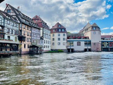  Strasbourg, Fransa -2 Nisan 2024: Strasbourg 'da hasta nehir kıyısında yarı keresteli evler ve süslenmiş çiçeklerle güzel bir seyahat manzarası. Strazburg 'da Fransa Mahallesi, 