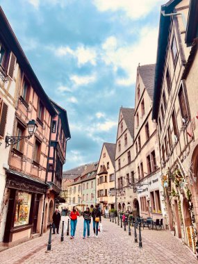 KAYSERSBERG-VİGNOBLE, FRANCE - Nisan 01.2024: Fransa 'nın Alsace kentindeki Kaysersberg şehir merkezi. Seyahat kavramı. 